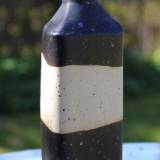 Sort flaske med bart midterstykke, højde 27 cm