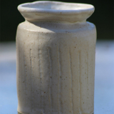 Vase med lodrette striber, højde 8 cm